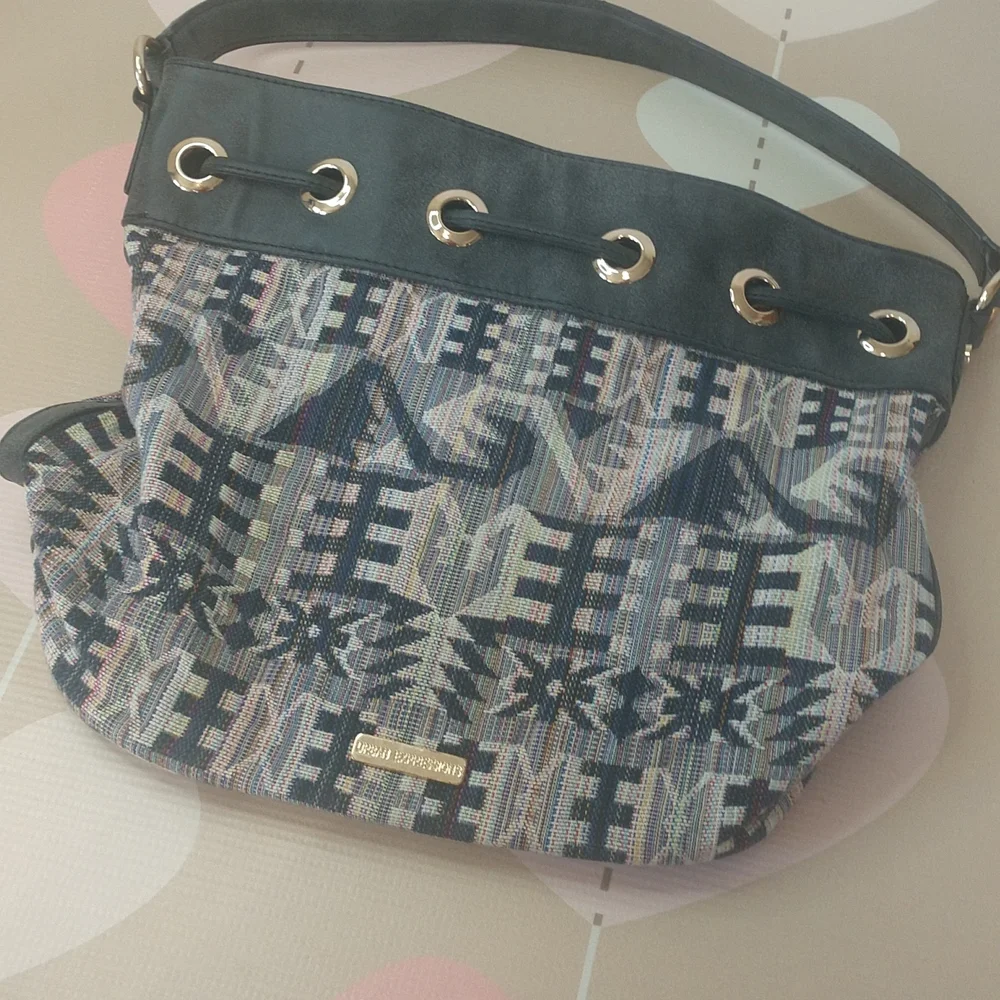 Urban Expressions vegan shoulder bag. Size 12x13